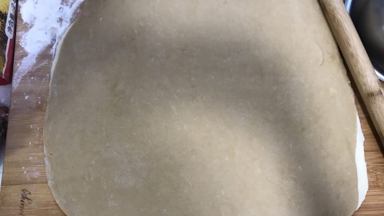 烤箱版猫耳朵,咖啡面团也擀成薄片,然后把白色面皮放下面,咖啡面团放上面,如果两张面皮不太贴合,那就在白面皮上少抹点水。