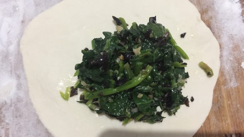 菠菜火烧,面陷包成包子形状