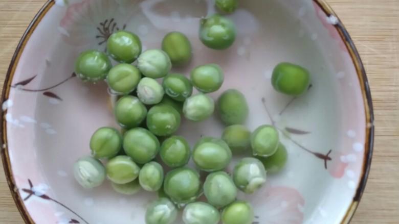 香甜网红菠萝饭――带给你初恋的味道!,泡菠萝的时候可以准备其它食材,<a style='color:red;display:inline-block;' href='/shicai/ 148'>豌豆</a>清洗备用。
