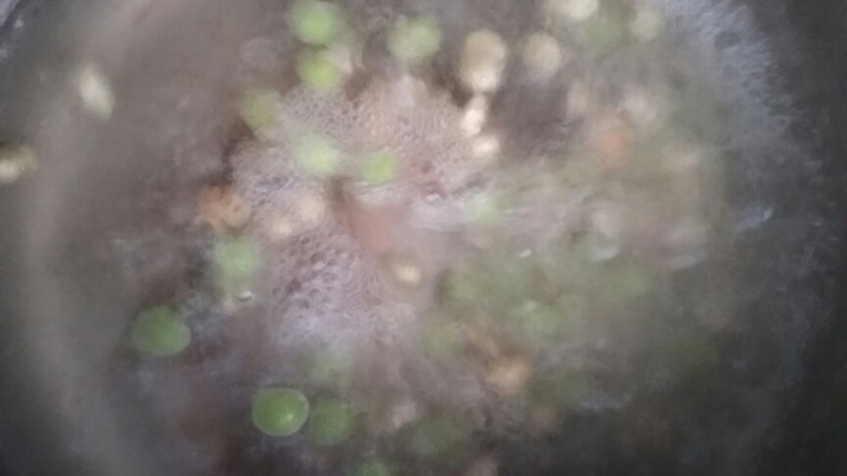 香甜网红菠萝饭――带给你初恋的味道!,因为豌豆和玉米不好熟,所以可以放入锅中先煮一下。
