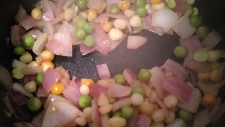 香甜网红菠萝饭――带给你初恋的味道!,洋葱颜色开始变化,加入煮后的豌豆和玉米。
