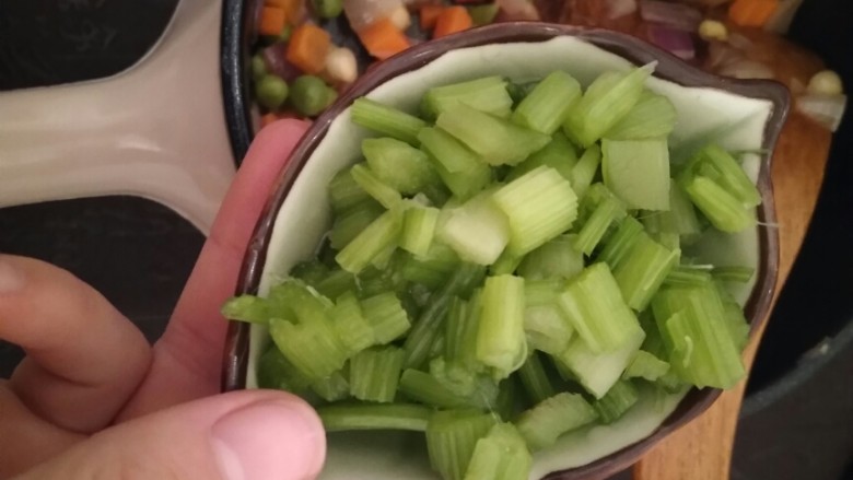 香甜网红菠萝饭――带给你初恋的味道!,加入芹菜。芹菜也是事先用水焯了一下。