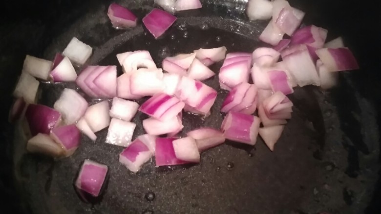香甜网红菠萝饭――带给你初恋的味道!,放入洋葱翻炒两分钟。