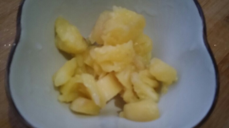 香甜网红菠萝饭――带给你初恋的味道!,取出的菠萝肉分两份,大份的待会榨汁,小份的用来做菠萝饭。