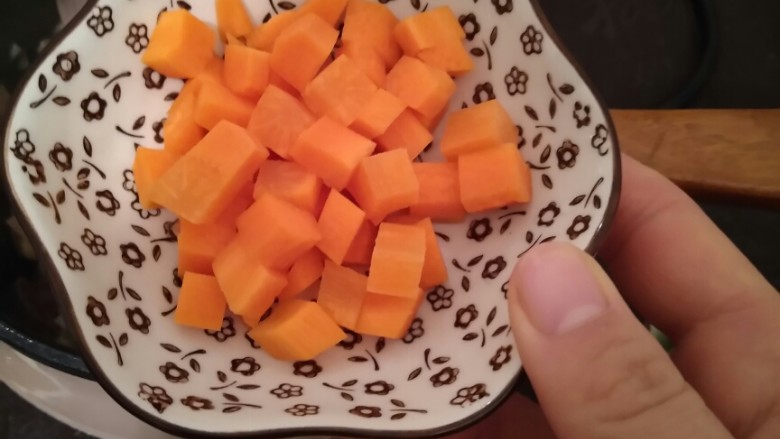 香甜网红菠萝饭――带给你初恋的味道!,加入萝卜丁。