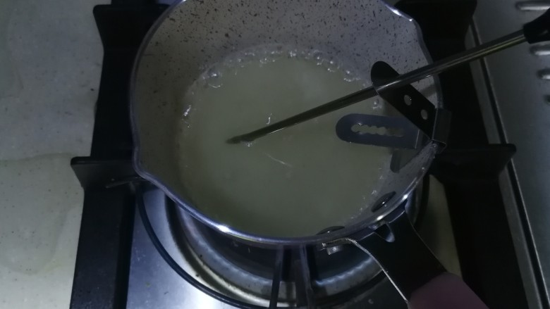 浓情蜜意棒棒糖,燃气灶开小火,开始熬糖,温度计放在锅中测温,全程小火熬煮,不要搅拌!