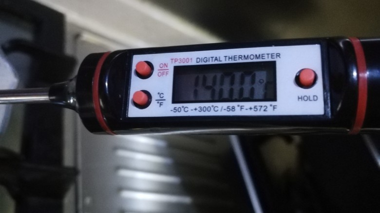 浓情蜜意棒棒糖,温度计显示140度时,熬糖完成