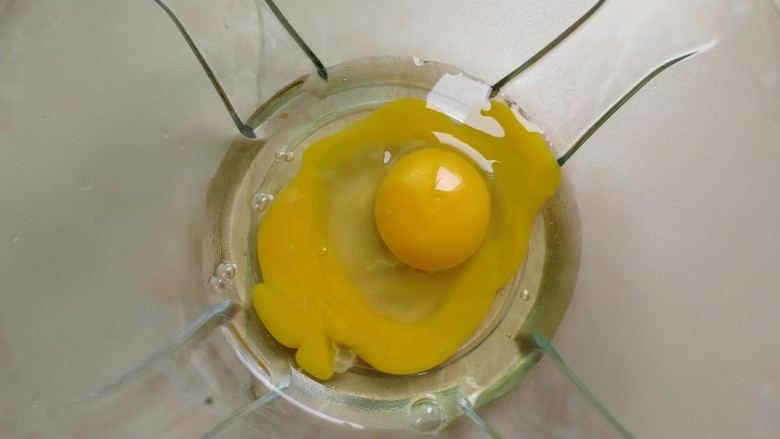 早餐饼,准备一个大碗,打入两个<a style='color:red;display:inline-block;' href='/shicai/ 9'>鸡蛋</a>