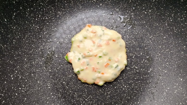 早餐饼,用汤匙舀一勺面糊~用汤匙涂抹整型~尽量弄圆一些,毕竟好看些嘛😂