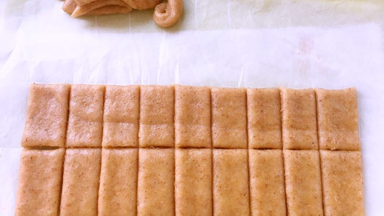 全麦香酥饼干,裁成方形,切成大小相同的块,裁掉的边角别丢掉,继续擀成薄片,切成块,烤箱预热180度