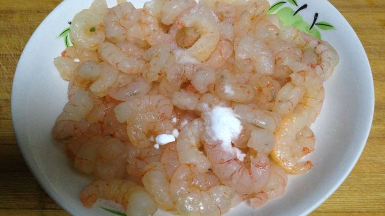 自制鲜虾馄饨,加入盐、小苏打抓揉1分钟,然后用水冲净控干水分