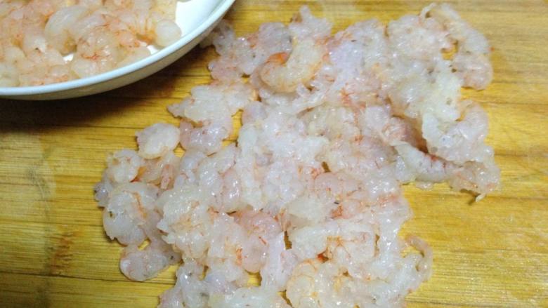 自制鲜虾馄饨,取一半的虾仁用刀背碾碎(不要剁)