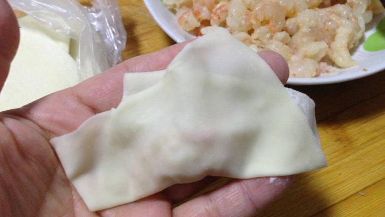 自制鲜虾馄饨,如图斜着对折(馄饨皮四周可以涂少许水,这样会沾的更牢)