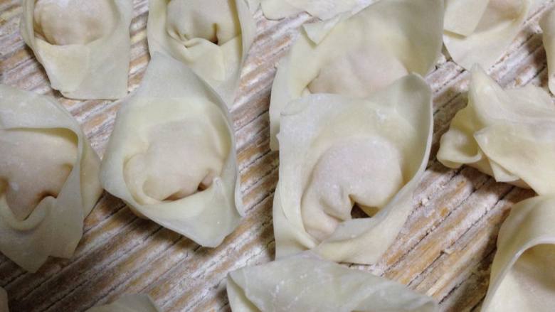 自制鲜虾馄饨,依次做完,也可以冻在冰箱里随吃随煮。