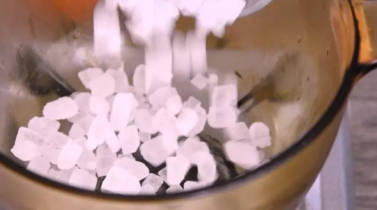手把手教你做冰糖金桔,看完你就会!别再出去买了!,锅中倒入冰糖