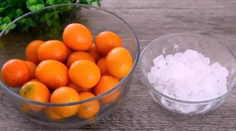 手把手教你做冰糖金桔,看完你就会!别再出去买了!,·食材·
金橘 1000g、<a style='color:red;display:inline-block;' href='/shicai/ 866'>冰糖</a> 400g