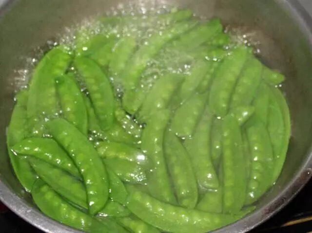 荷兰豆炒虾仁,首先将<a style='color:red;display:inline-block;' href='/shicai/ 81'>荷兰豆</a>择净、洗净，之后放入锅中，锅中加入适量清水，大火烧开，保持煮沸5分钟左右，将<a style='color:red;display:inline-block;' href='/shicai/ 81'>荷兰豆</a>焯熟。