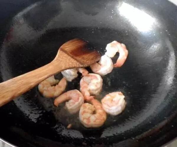 荷兰豆炒虾仁,<a style='color:red;display:inline-block;' href='/shicai/ 301'>鲜虾</a>洗净，去头、去除下线及虾壳后制备成虾仁，将虾仁放入干净碗中，加入适量食盐、<a style='color:red;display:inline-block;' href='/shicai/ 788'>生抽</a>与料酒，最后加入适量<a style='color:red;display:inline-block;' href='/shicai/ 9'>鸡蛋</a>清，搅拌均匀后腌制半小时。待虾仁腌制好后起锅，热锅凉油，待油温七八成热后将腌好的虾仁加入锅中，大火翻炒至虾仁变色后盛出。