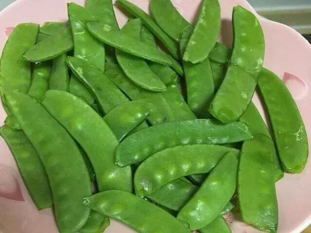 荷兰豆炒虾仁,之后盛出，放凉后沥干水分，备用。