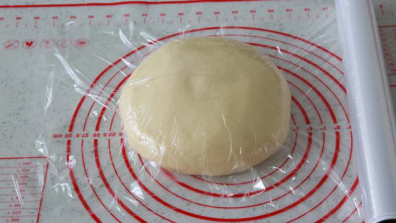 菠萝奶酥吐司,将面团滚圆,盖上保鲜膜室温松弛30分钟。
