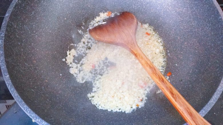 蒜蓉粉丝烤花甲,锅内倒入油,放入蒜蓉辣椒,煸香
