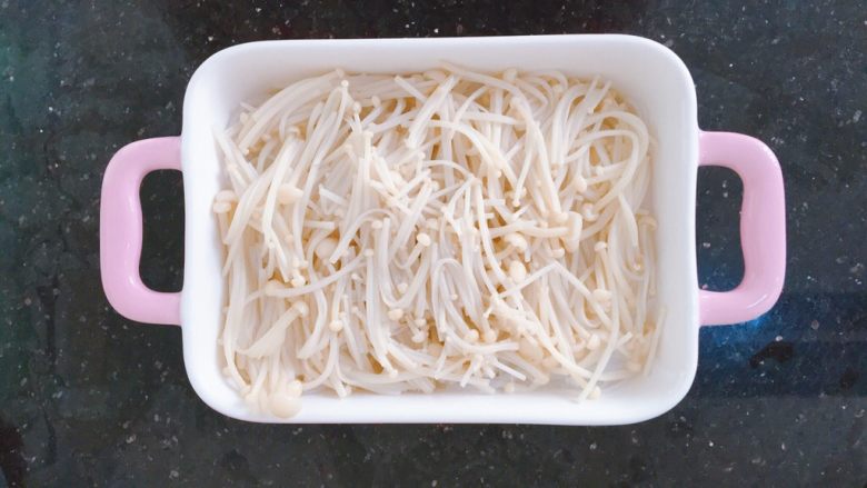 蒜蓉粉丝烤花甲,捞出金针菇,把粉丝煎小段放入烤盘底部,上面盖上金针菇