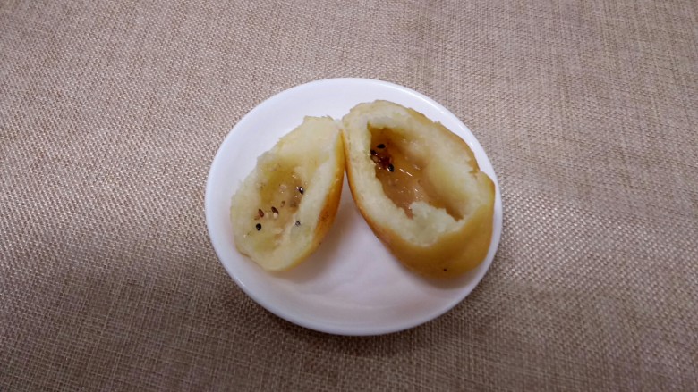 炸糖糕,掰开一个让亲们看看,吃一口——外焦里嫩,好吃的不要不要的。