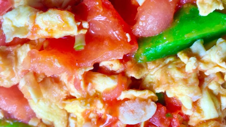 家常下饭菜~西红柿🍅炒鸡蛋🥚,看👀鸡蛋、青椒上都裹着西红柿的汁,酸酸甜甜,能吃两碗饭😜