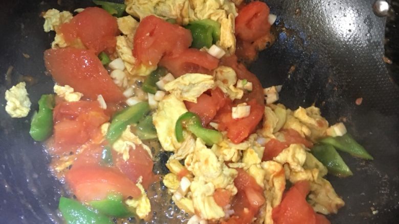 家常下饭菜~西红柿🍅炒鸡蛋🥚,加入鸡蛋、大蒜头碎迅速翻炒
尝一下味道,味精胡椒什么都不用放就很好吃了👍