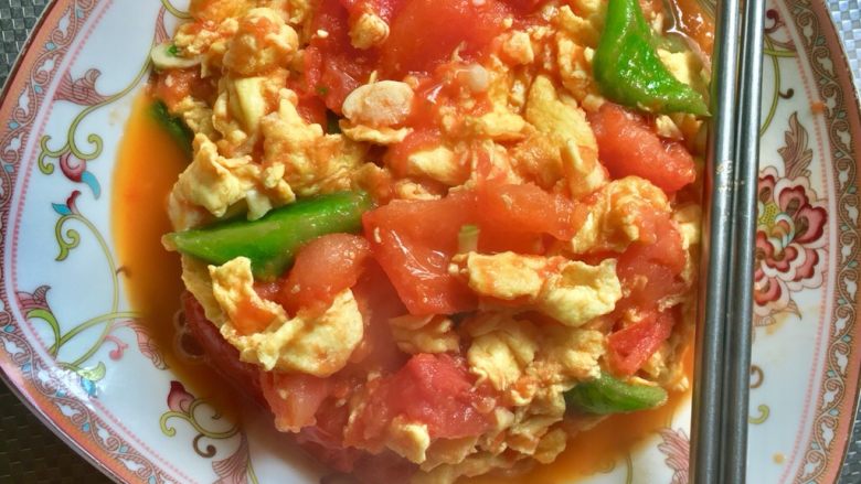 家常下饭菜~西红柿🍅炒鸡蛋🥚,红的绿的颜色鲜艳,看着就有食欲😍