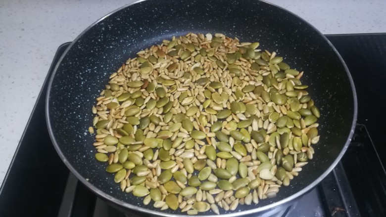 春天下午茶-抹茶雪花酥,炒到色泽金黄,出来香味就可以啦,不要炒糊了哦!炒完后再倒回小碗中。