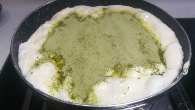 春天下午茶-抹茶雪花酥,将碗里三分之二的抹茶奶粉倒入锅中,用20秒以内的速度搅拌均匀!一定要快啊,不然雪花酥就太硬啦!