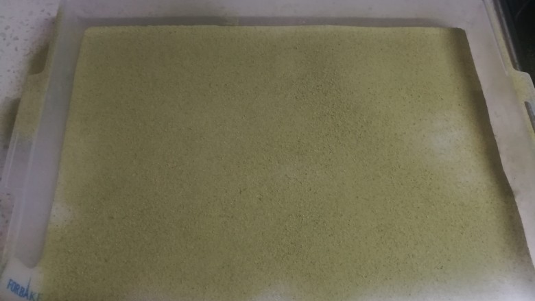 春天下午茶-抹茶雪花酥,在模具里筛入抹茶奶粉,筛入一层就可以啦!