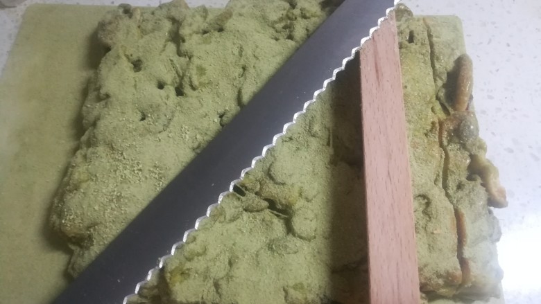 春天下午茶-抹茶雪花酥,晾到温的时候我们用最好是面包刀,把雪花酥锯开,不要等完全凉了再锯啊,那样的话你会觉得自己是一个木工!锯成你喜欢的大小,当然你不锯开整个儿啃着吃我也不反对!