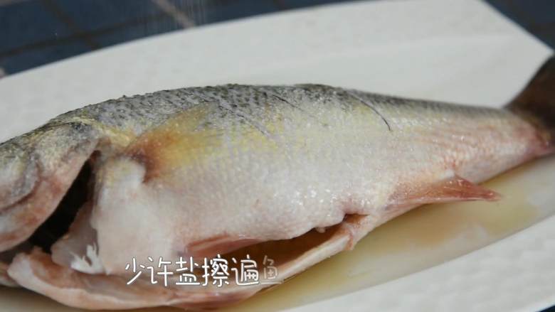 怎么做清蒸鱼才能味美不腥呢?答案就在这里!,少许盐擦遍鱼身内外,腌制10分钟。