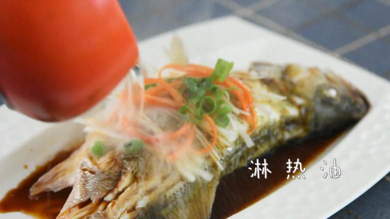 怎么做清蒸鱼才能味美不腥呢?答案就在这里!,淋热油。