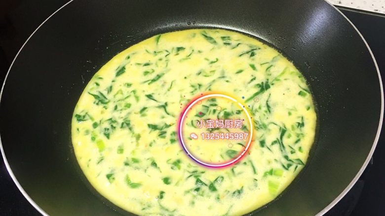 油麦菜虾皮鸡蛋饼,平底锅取适量植物油将蛋糊摊熟