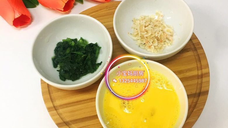 油麦菜虾皮鸡蛋饼,油麦菜炒熟切碎、虾皮切碎、鸡蛋打散。