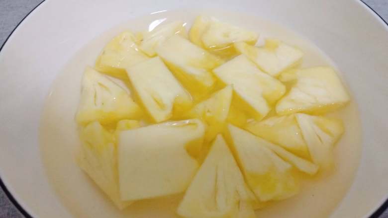 菠萝甜酸排骨,准备一碗盐水,<a style='color:red;display:inline-block;' href='/shicai/ 597'>菠萝</a>切块,入水浸泡