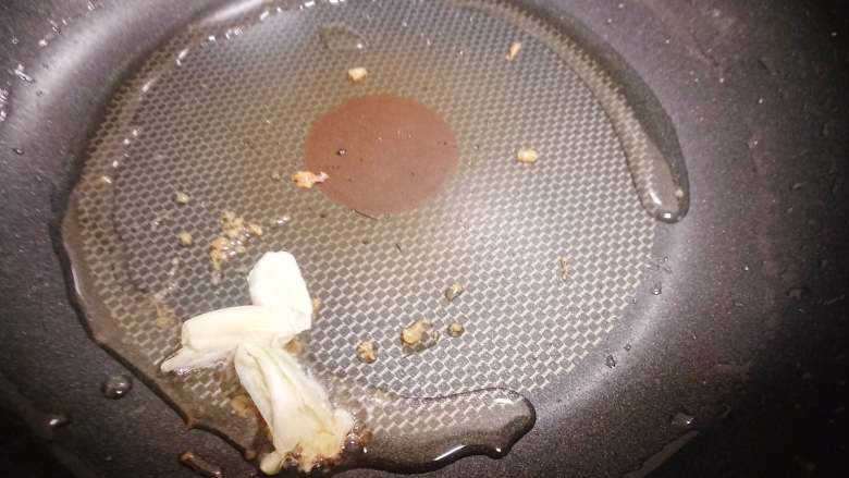 菠萝甜酸排骨,锅里留少许油,放入蒜头煸香