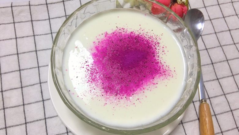 双皮奶,撒上装饰即可食用