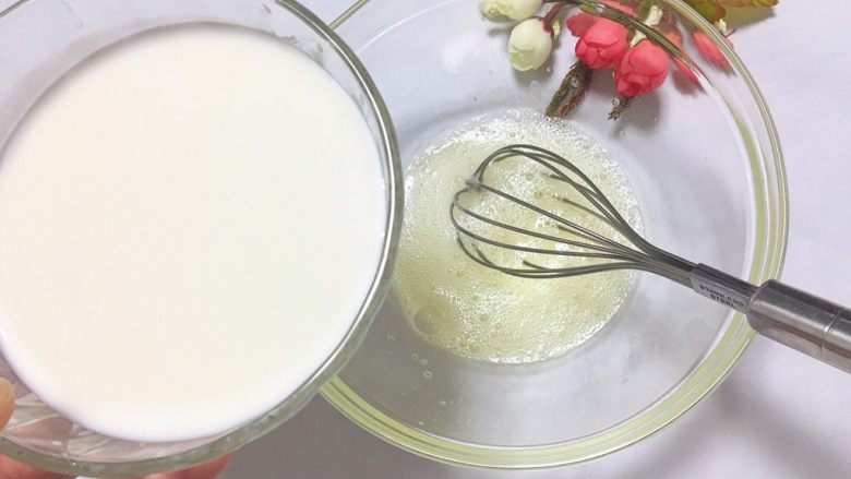 双皮奶,倒入<a style='color:red;display:inline-block;' href='/shicai/ 219'>牛奶</a>继续搅拌