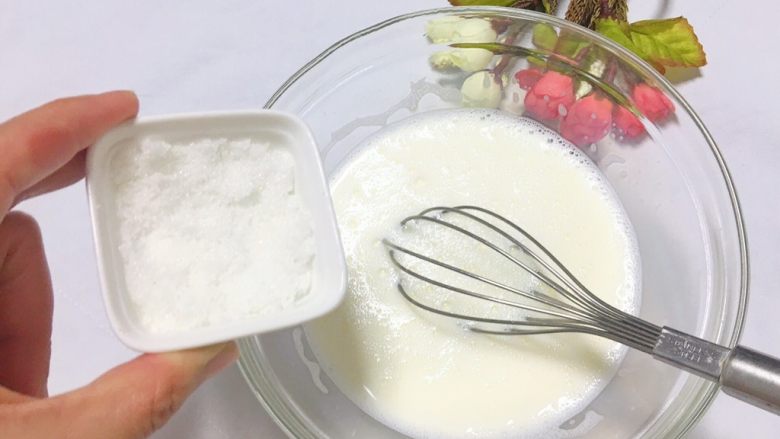 双皮奶,再倒入<a style='color:red;display:inline-block;' href='/shicai/ 869'>白砂糖</a>继续搅拌