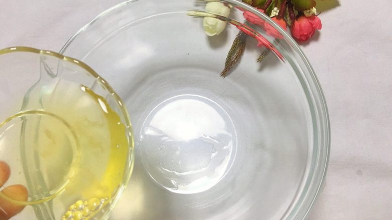 双皮奶,蛋清倒入碗中