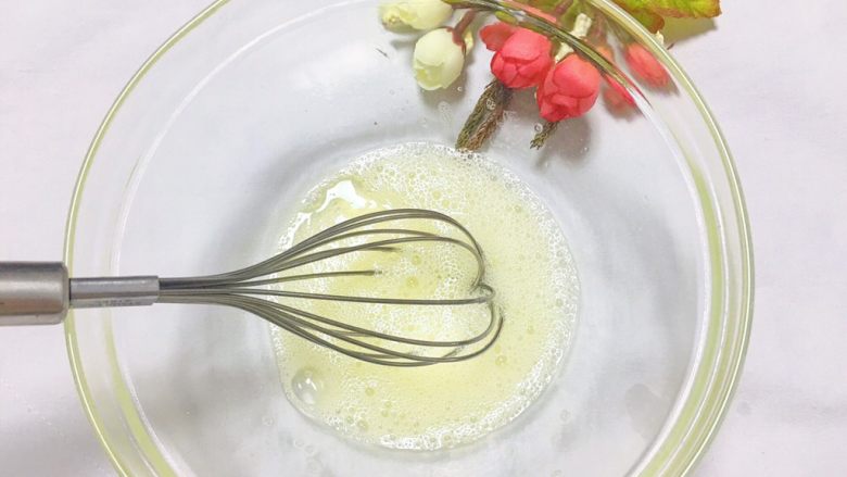 双皮奶,将蛋清打散