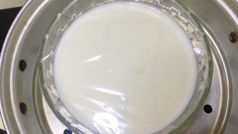 双皮奶,上锅蒸10分钟，焖5分钟