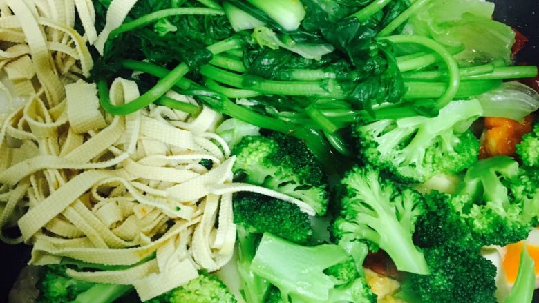无敌好次的麻辣香锅,倒入蔬菜翻炒~所有的食物过油会更好吃一点~因为锅里东西太多了。。。导致我为了上面的碰到油。。。双手端着锅一点一点得颠。。。累死了。。。