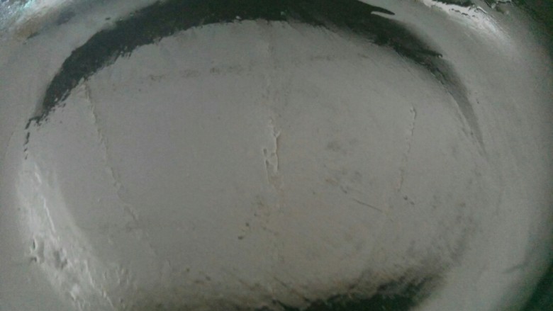 可可毛巾卷,用刚刚制作的工具抹油,锅里有薄薄一层就可以。