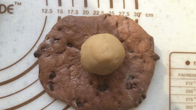 香浓巧克力栗子吐司,取一个面团擀圆,放入揉圆的栗子馅,收口捏紧