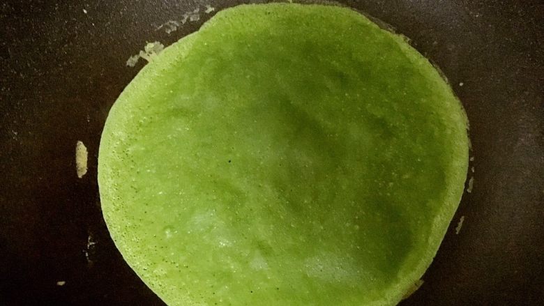 抹茶毛巾卷,加热至中间鼓泡泡,用刮刀在边缘刮一下,边缘翘起,之后取出放一旁凉透,面糊正好能摊6张饼皮